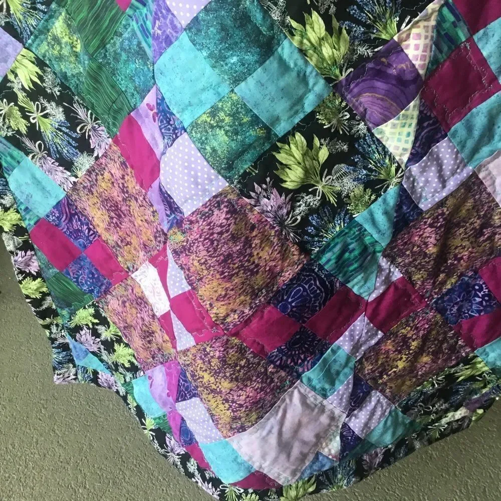 NWT Hand Crafted Lavender Florals With Gorgeous Coordinating Colors Quilt